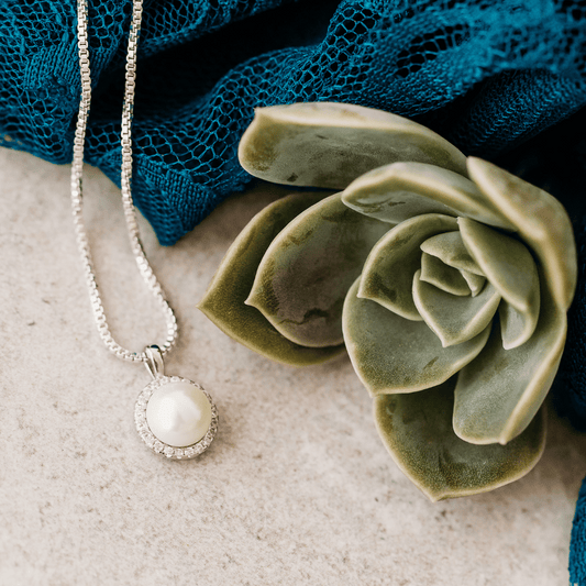 Sterling Silver Pendant Pearl with Shining Detail 